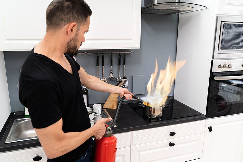 Il Primo Soccorso in cucina: come fermare le emorragie, trattare le ustioni e riconoscere le intossicazioni e le reazioni allergiche gravi