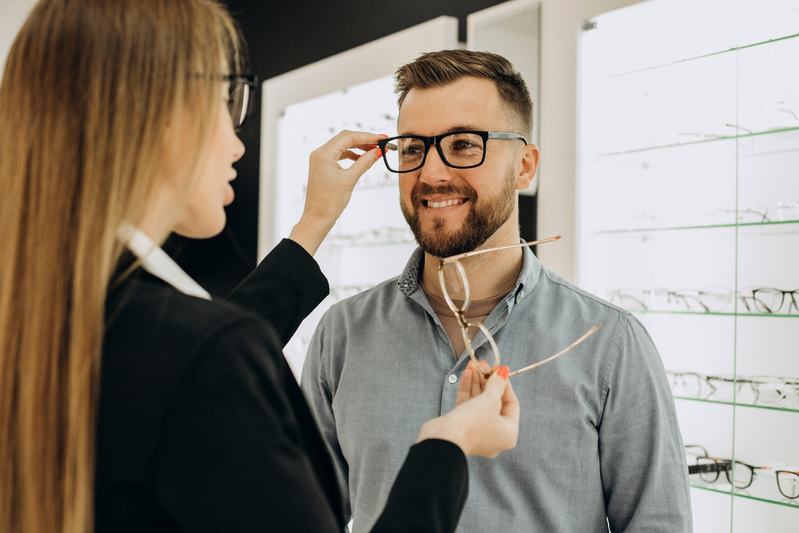 Stile e tendenze: trova l'occhiale perfetto per il cliente